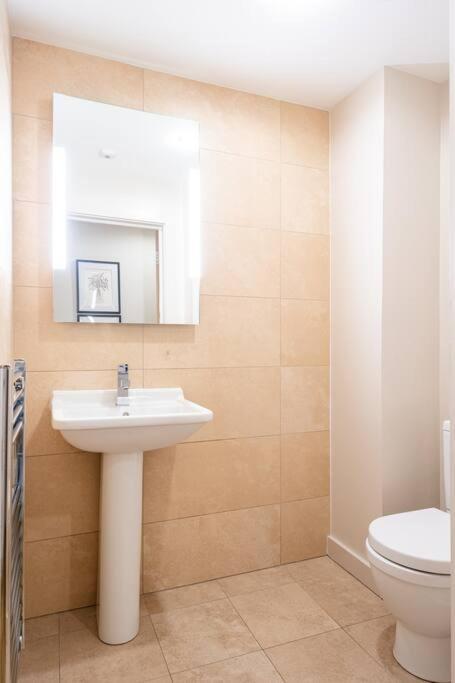 Stunning 2 Bedroom Apartment in Converted Chapel Bath Exterior foto